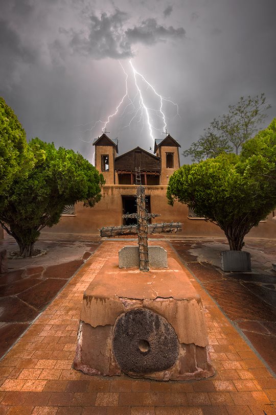 Santuario Iduring a storm) (Sanctuary) de Chimayo (of Chimayo, New Mexico